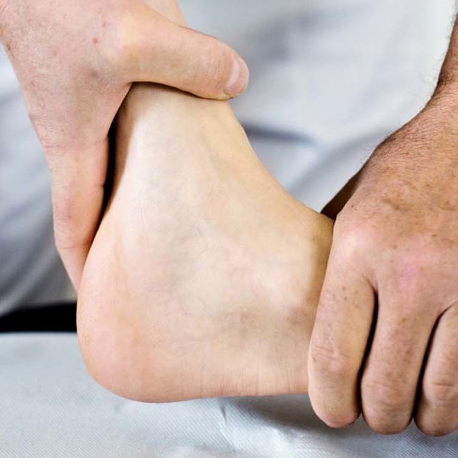 Ortopædkirurg mærker patients ankel.