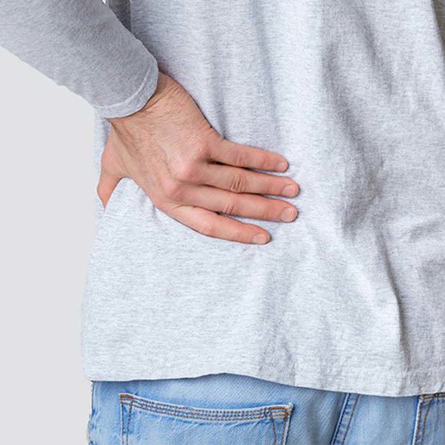 En mand med hoftesmerter.