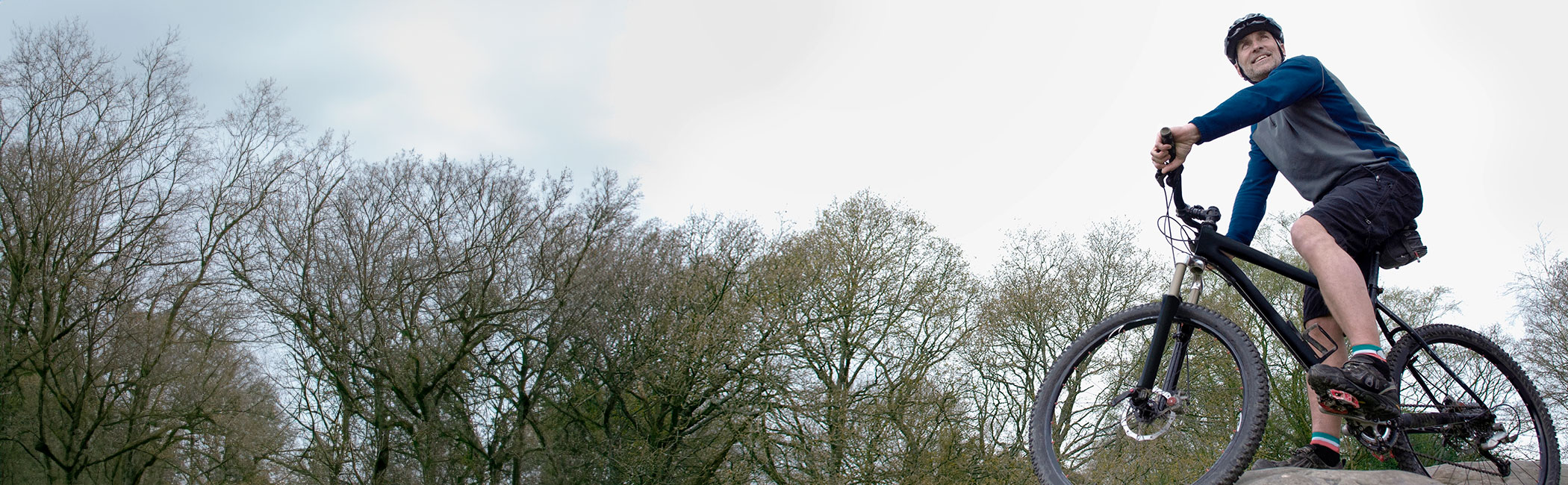 Mand holder stille på sin mountain bike.