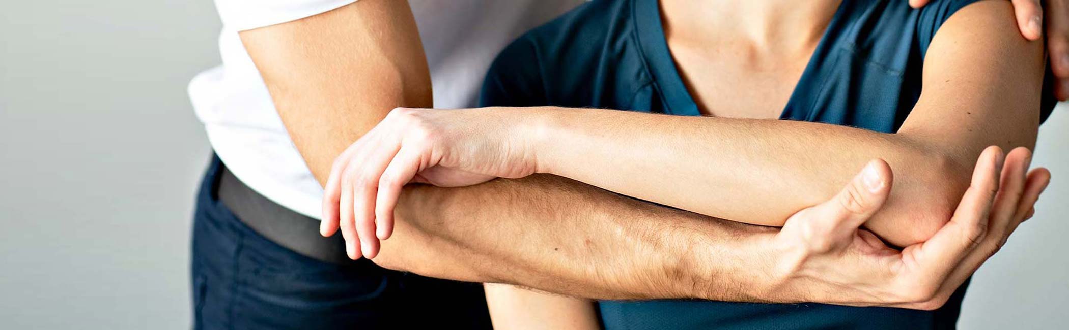 Ortopædkirurg mærker patient om albuen.