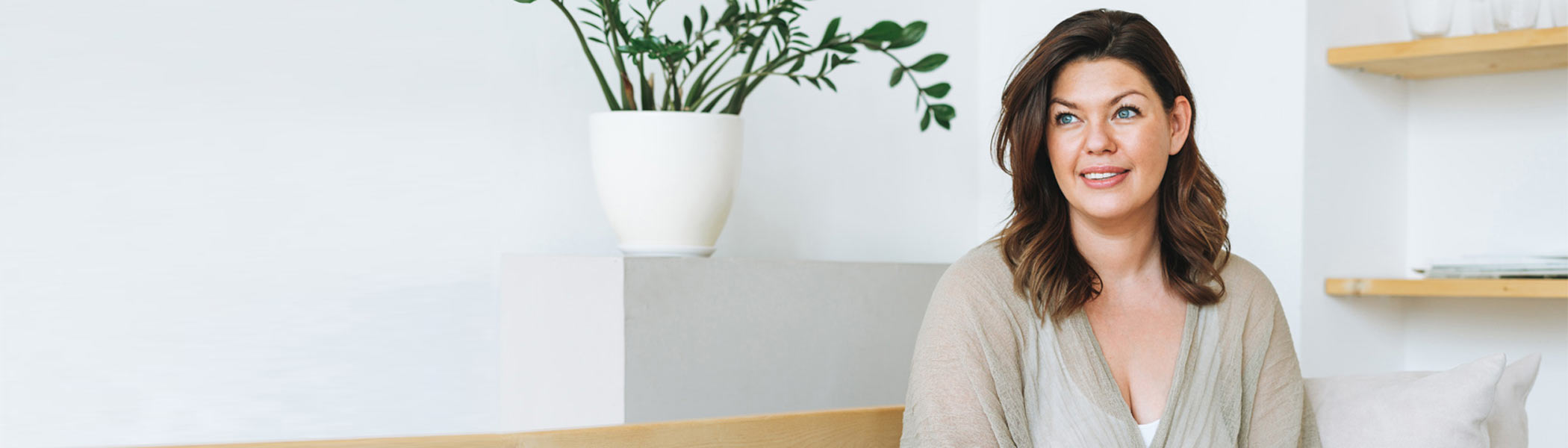 Kvinde smiler efter at hun har fået overvægtsoperation hos Aleris.