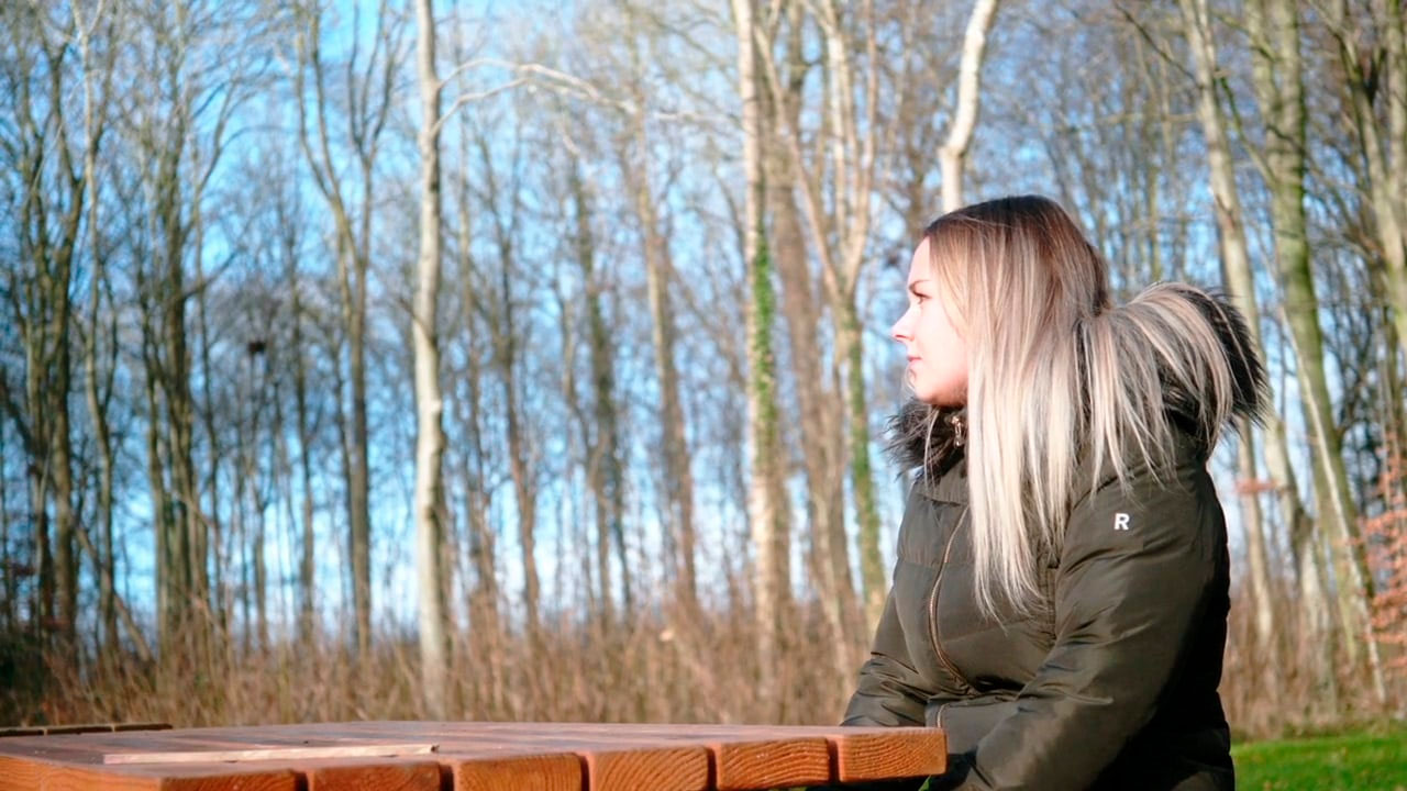 Glad ung kvinde efter et stort vægttab hos Aleris.