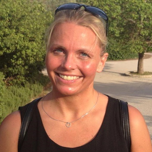 Glad kvinde smiler til kameraet over sit store vægttab efter en overvægtsoperation.