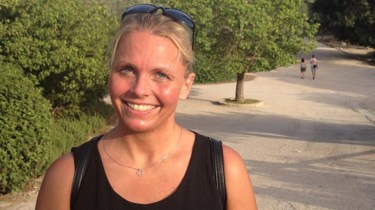 Glad kvinde smiler til kameraet over sit store vægttab efter en overvægtsoperation.