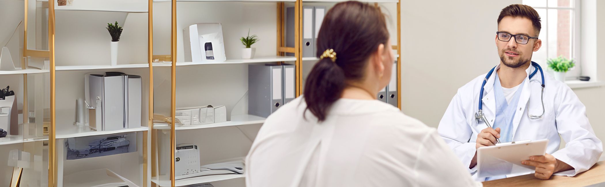 Overvægtig kvinde sidder til en konsultation hos lægen.