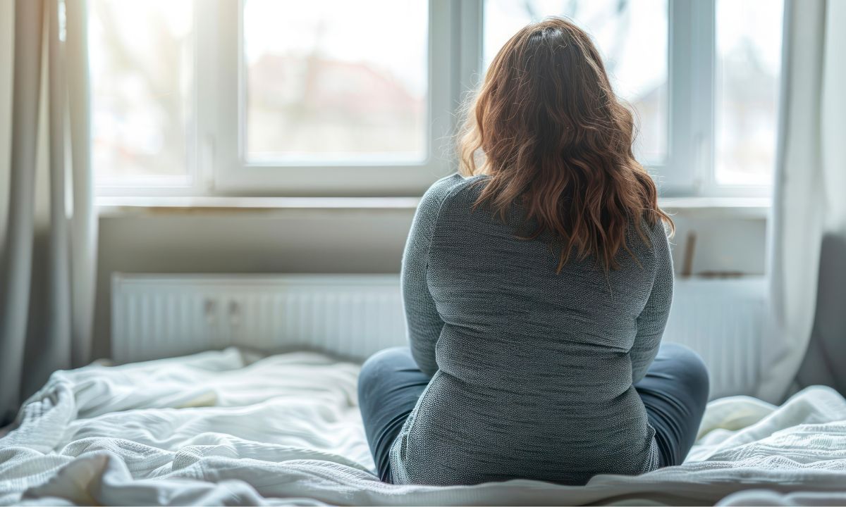 Kvinde kigger ud af vinduet.