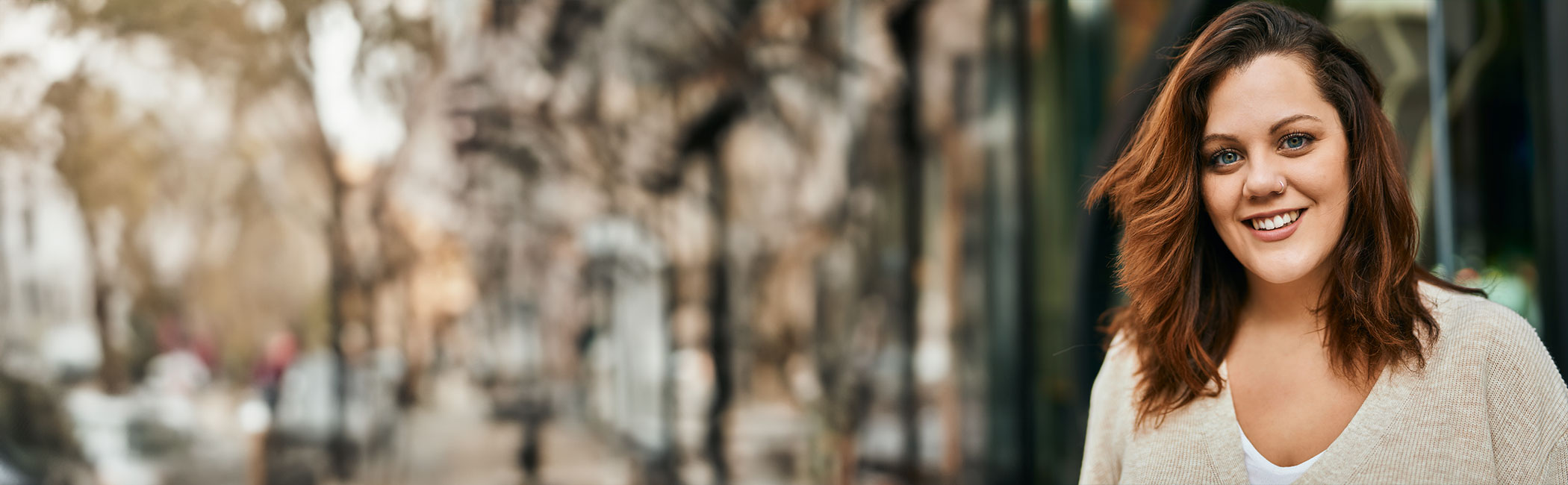 Glad ung kvinde efter medicinsk vægttab.