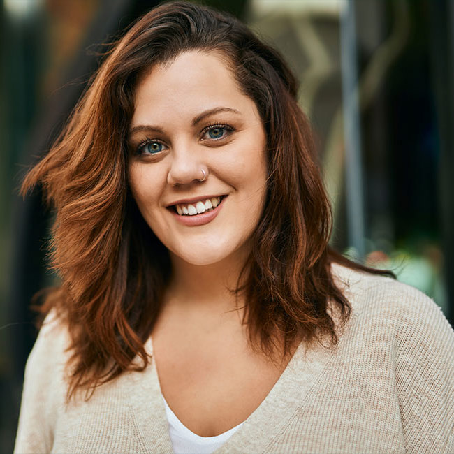 Glad ung kvinde efter medicinsk vægttab.