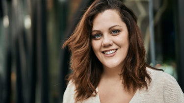 Glad ung kvinde efter medicinsk vægttab.