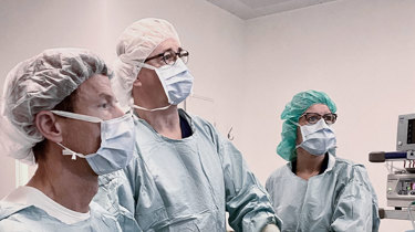 Overvægtskirurg Claus Riber og Peter Funch-Jensen ved Aleris foretager en gastric sleeve operation.