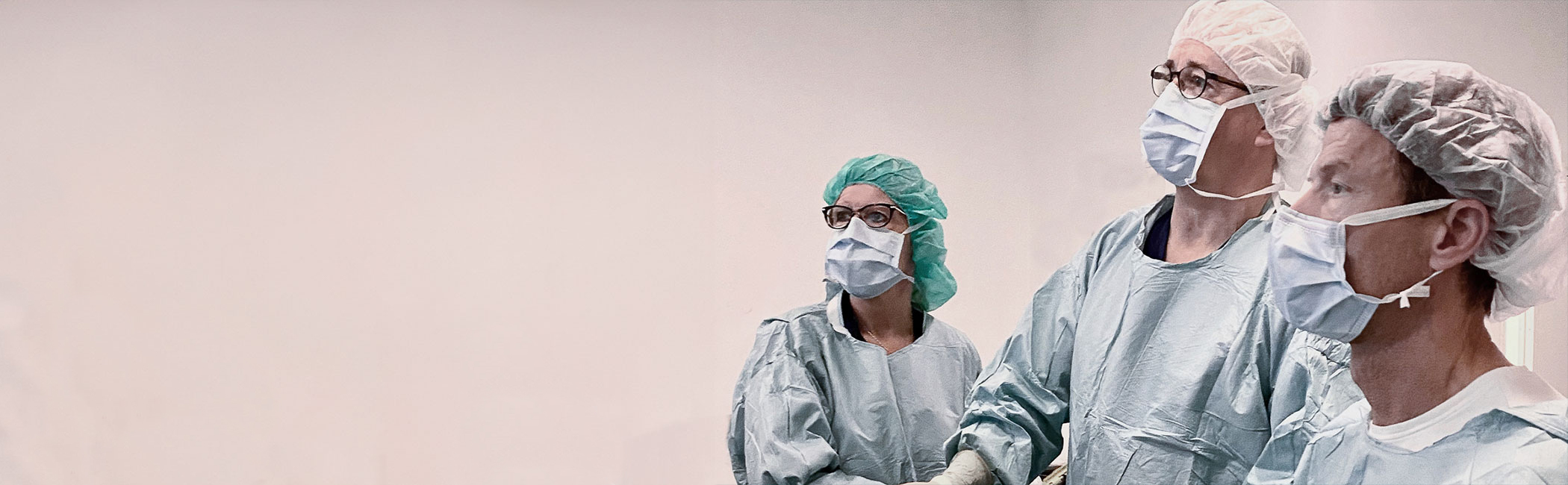 Overvægtskirurg Claus Riber og Peter Funch-Jensen ved Aleris foretager en gastric sleeve operation.