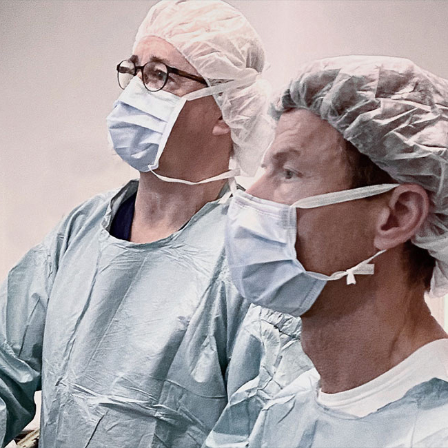 Overvægtskirurg Claus Riber og Peter Funch-Jensen ved Aleris foretager en gastric sleeve operation.