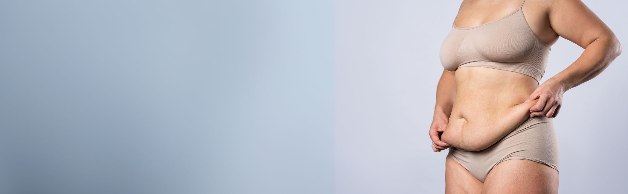 Kvinde holder ud i sin løse hud på maven efter stort vægttab.