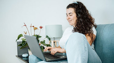 Kvinde sidder i en sofa og taler med en psykolog om sine vægtproblemer.