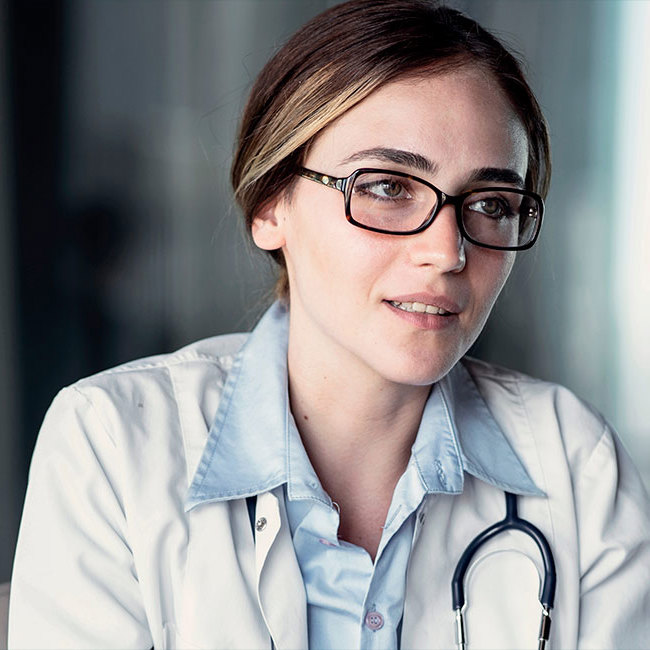 Læge taler med patient om spørgsmål til overvægtsoperation.