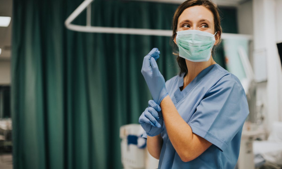 Læge står klar til at møde nye patienter.