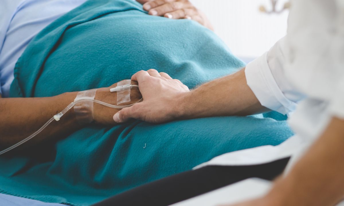 Patient og læge efter overvægtsoperation på Aleris.