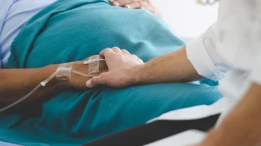 Patient og læge efter overvægtsoperation på Aleris.