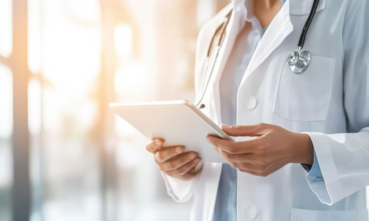 En læge står med en patientplan på et af Aleris hospitaler.