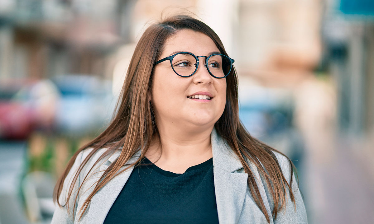 Ung kvinde smiler efter at have fået hjælp til yo-yo vægt.