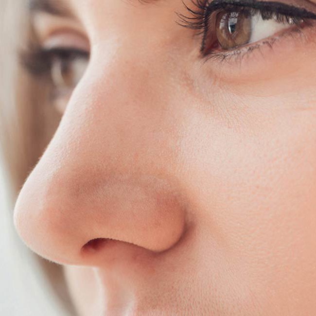 En kvinde kigger tænkende ud af et vindue.