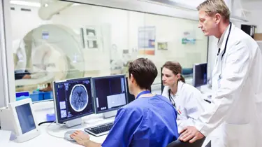 Læger studerer en mr scanning.
