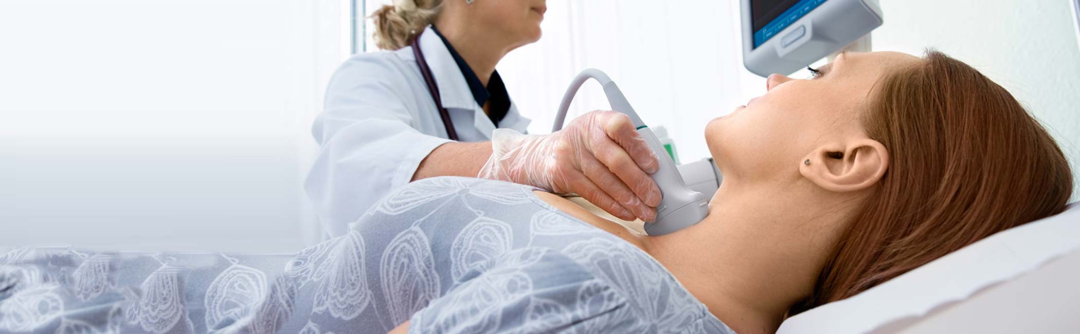 Radiolog foretager ultralydsscanning.