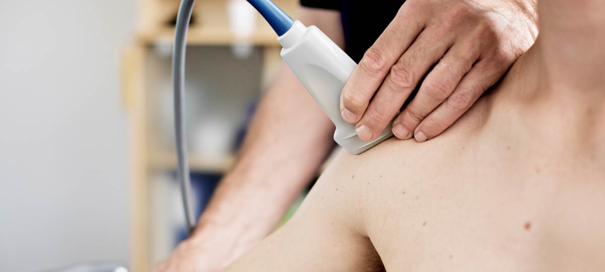 Radiolog foretager ultralydsscanning.