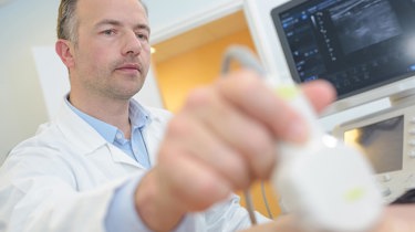 Radiolog foretager ultralydsscanning.