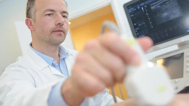 Radiolog foretager ultralydsscanning.