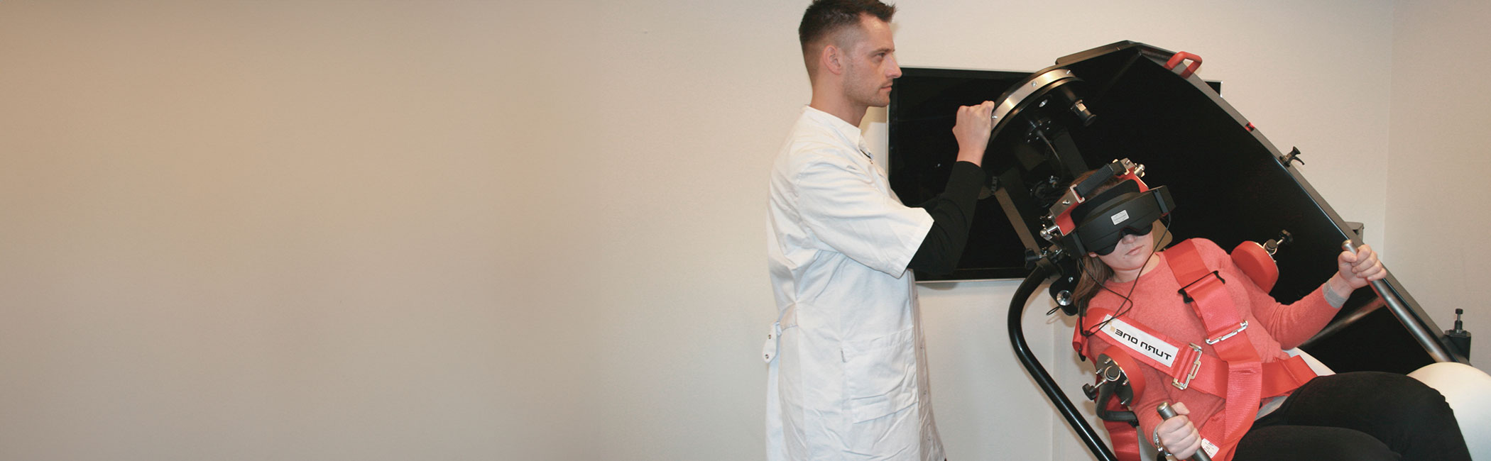 Speciallæge behandler løse øresten i TVR-svimmelhedsstol.