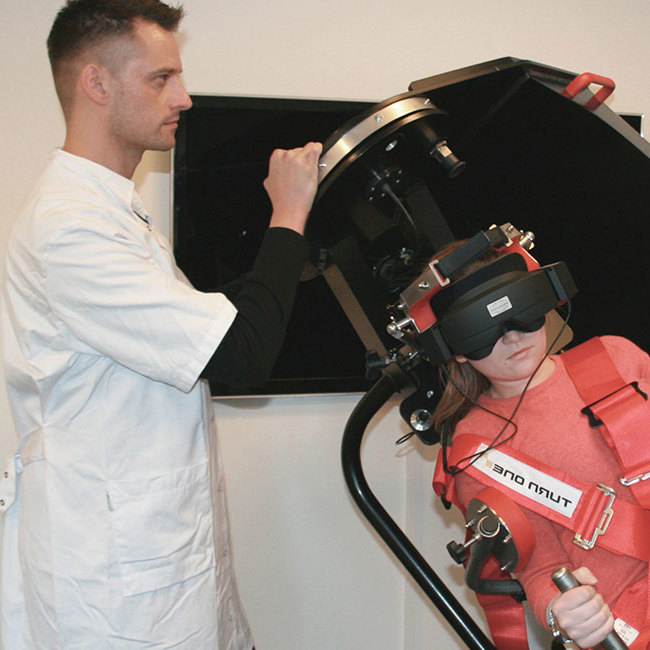 Speciallæge behandler løse øresten i TVR-svimmelhedsstol.