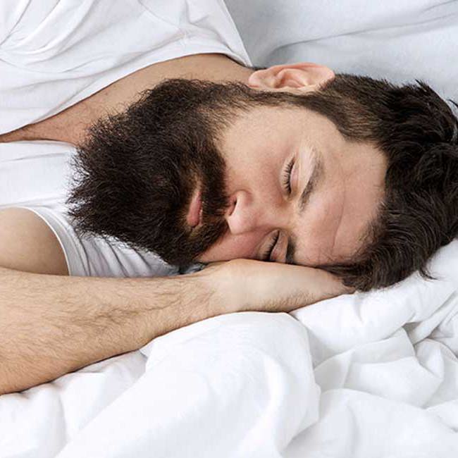 En mand ligger i sengen og venter på at kunne blive opereret for manglende nedsynkning af testikel.