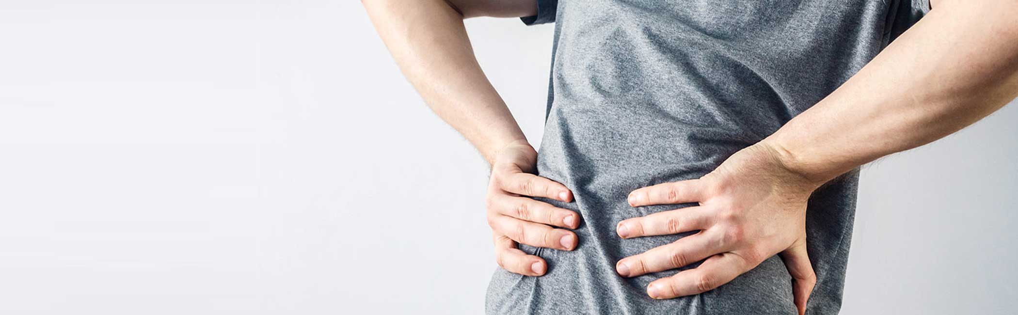 En mand med intense rygsmerter som følge af nyresten.