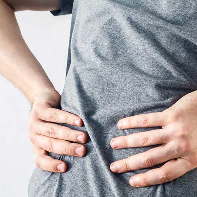 En mand med intense rygsmerter som følge af nyresten.