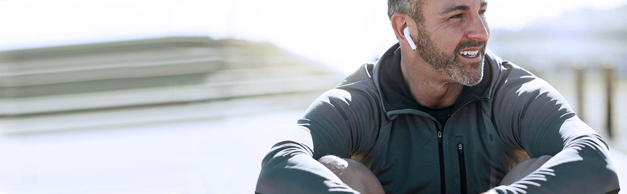 En mand i 40'erne sidder og tænker over sin behandling af sædbrok.