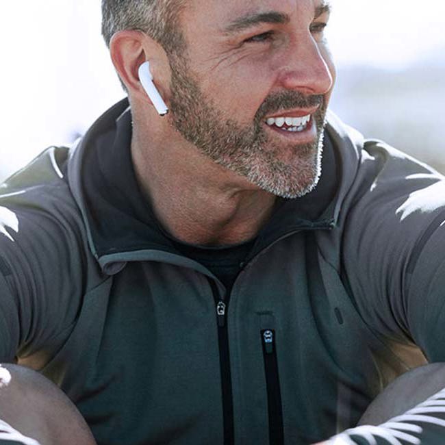 En mand i 40'erne sidder og tænker over sin behandling af sædbrok.