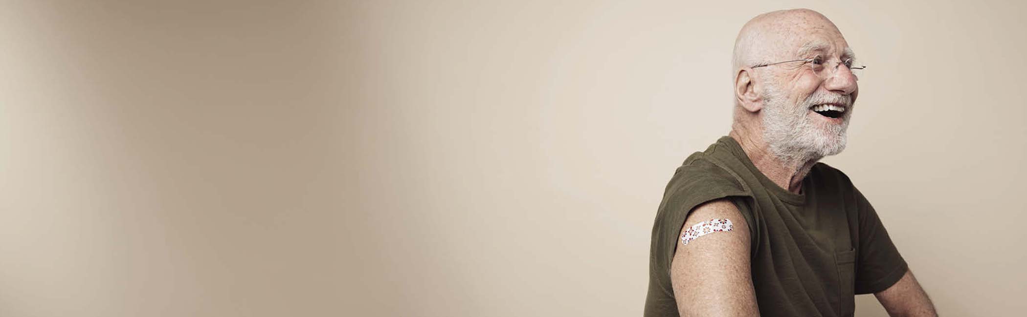 En ældre herre, der er rigtig glad efter at have fået vaccination mod helvedesild.