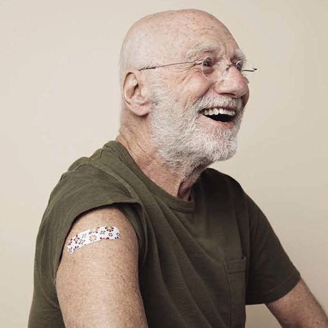 En ældre herre, der er rigtig glad efter at have fået vaccination mod helvedesild.