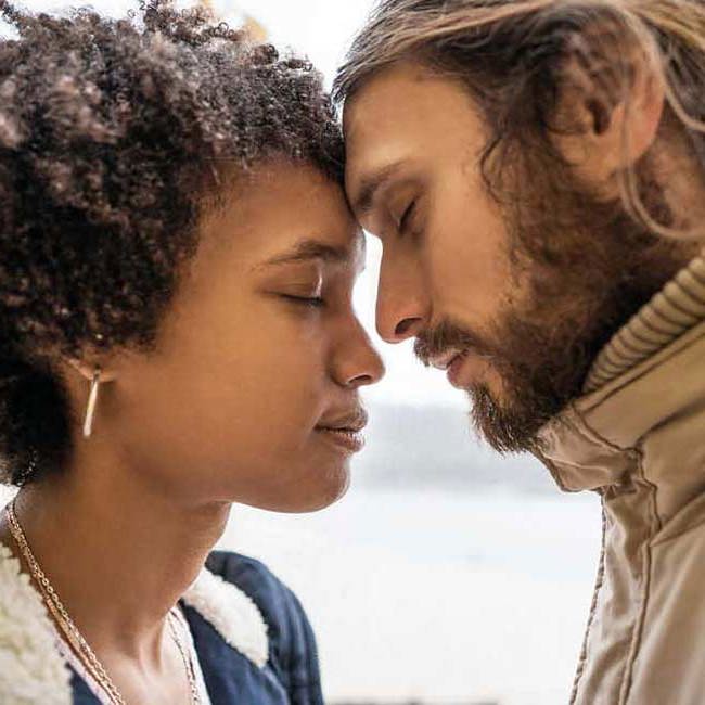En mand og kvinde står tæt.