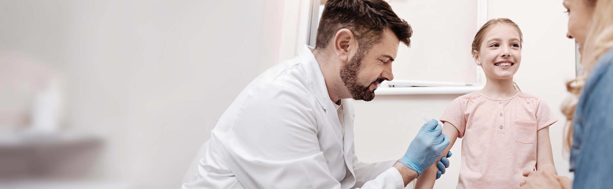 Et barn bliver vaccineret mod tuberkulose ved Aleris Hospitaler.