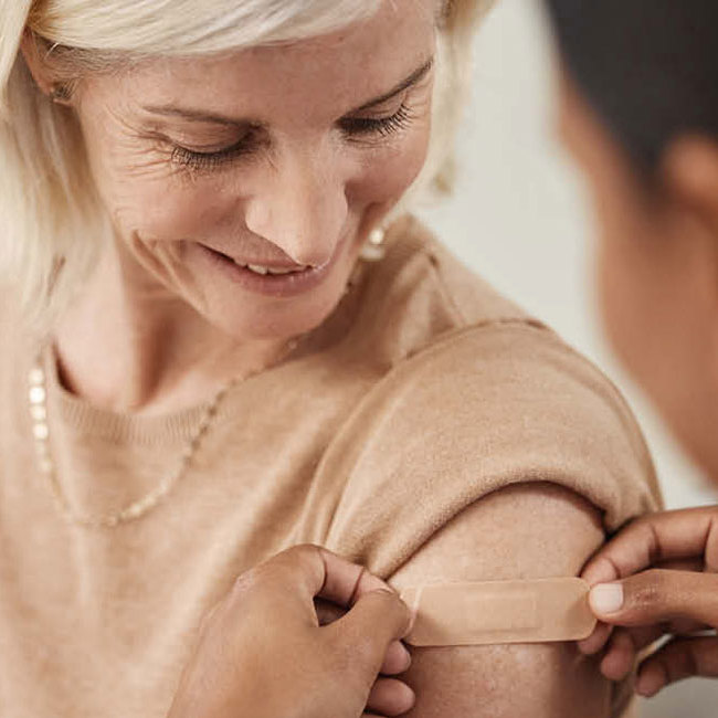 En kvinde har netop fået en vaccination hos Aleris vaccinationscenter.